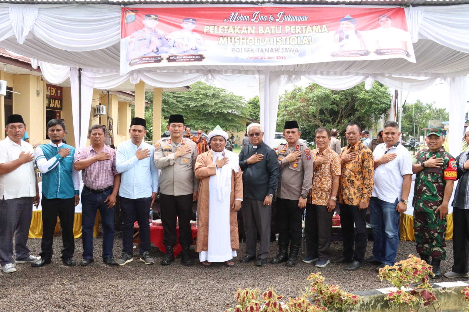 Kapolres Dan TGB Letakkan Batu Pertama Pembangunan Mushala Polsek Tanahjawa