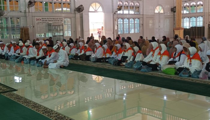 Calhaj Babalan Dilepas Dari Masjid Raya P. Brandan 