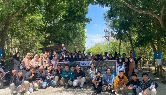 Rajut Kebersamaan, HMP Ilmu Hadis Spending Time Di Pantai Labu