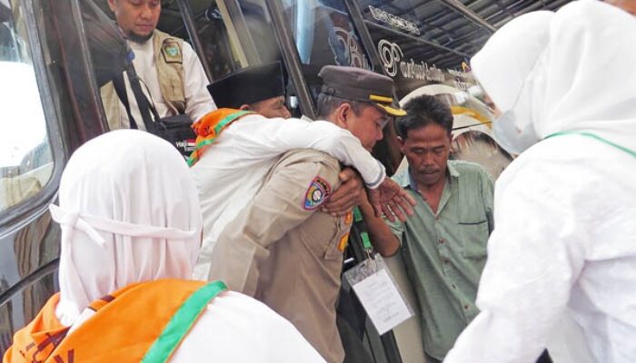 Perwira Polisi Gendong Jamaah Calon Haji Lansia Asal Langkat