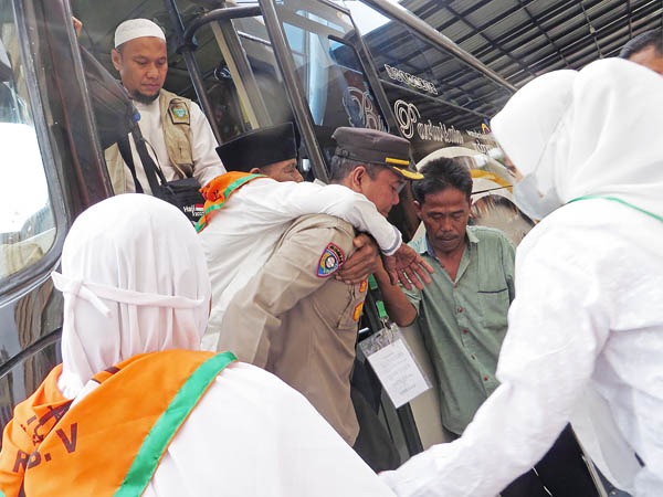 Perwira Polisi Gendong Jamaah Calon Haji Lansia Asal Langkat