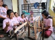 Srikandi Ganjar Sumut Gelar Pelatihan Menenun Kain Ulos Khas Silalahi Di Kalangan Milenial