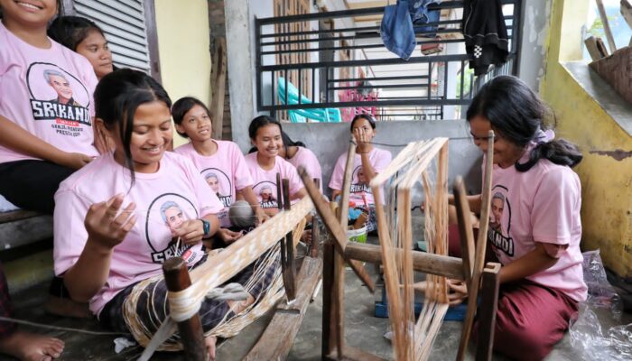 Srikandi Ganjar Sumut Gelar Pelatihan Menenun Kain Ulos Khas Silalahi Di Kalangan Milenial