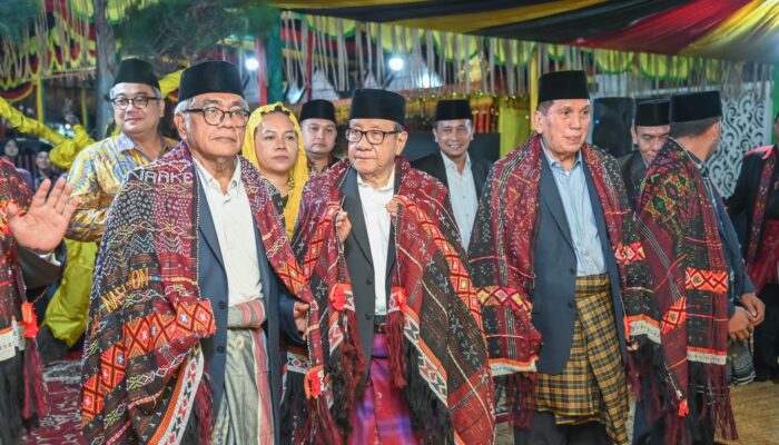 Akbar Tanjung Dan Para ‘Legend’ Manortor Di Pernikahan Putri Wali Kota Sidimpuan