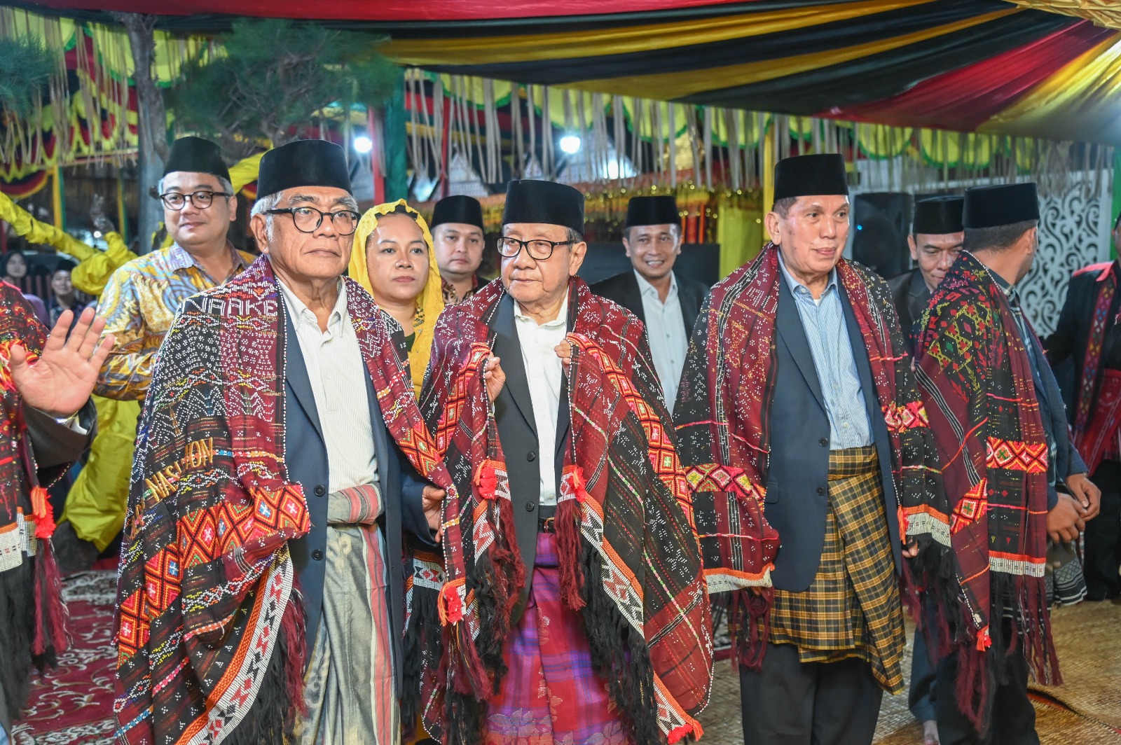 Akbar Tanjung Dan Para 'Legend' Manortor Di Pernikahan Putri Wali Kota Sidimpuan