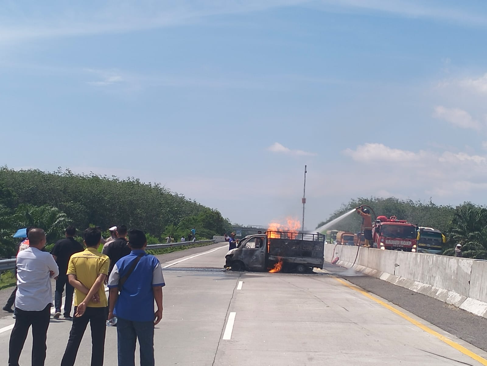 Gran Max Muatan Sembako Ludes Terbakar Di Tol KMTT