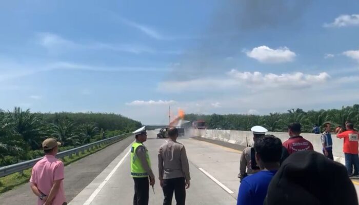 Gran Max Muatan Sembako Ludes Terbakar Di Tol KMTT