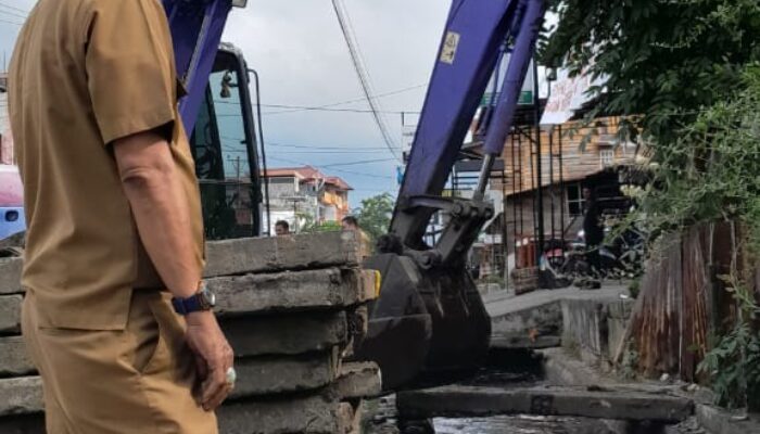 1 Km Drainase Jalan Darussalam, Lhokseumawe, Dibersihkan