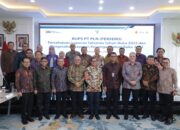 Wakil Menteri BUMN I, Pahala N. Mansury, jajaran Direksi dan Komisaris PLN, serta Asisten Deputi Bidang Industri Energi, Minyak dan Gas Abdi Mustakim foto bersama sesaat setelah RUPS Persetujuan Laporan Tahunan dan Laporan Keuangan Tahun Buku 2022 di Kementerian BUMN, Rabu (7/6).