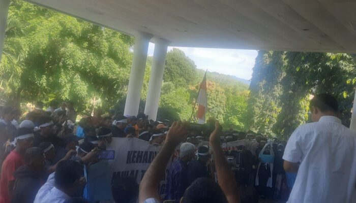 Massa Singkuang 1 ‘Kepung’ DPRD Madina