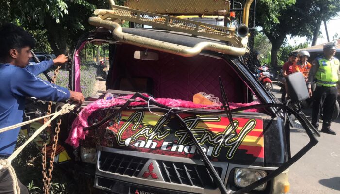 Sopir Pick Up Terjepit Usai Tabrak Pohon Di Kota Tebingtinggi