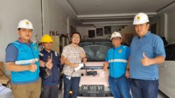 Manager ULP Medan Timur (kanan), Petugas PLN dan pengguna kendaraan listrik (tengah), foto bersama usai serah terima pemasangan home charging.