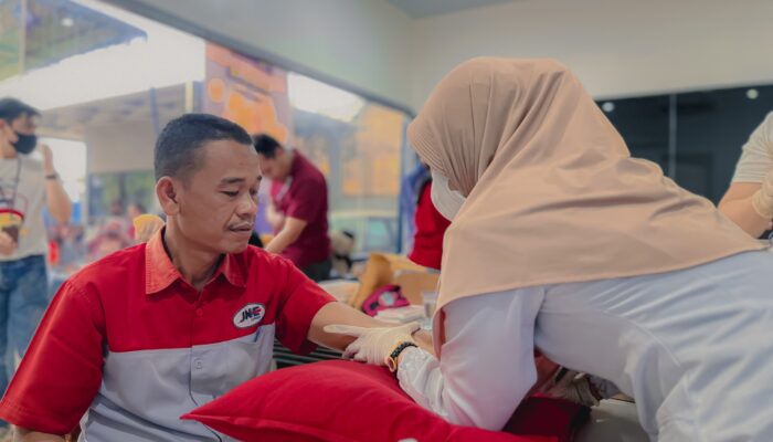 JNE Gelar Suntik Vitamin C Gratis Di 11 Kota