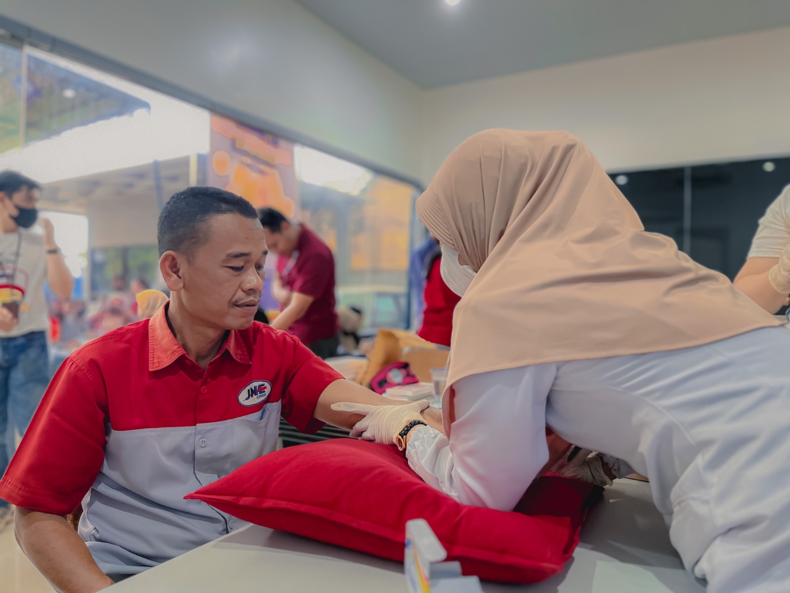JNE Gelar Suntik Vitamin C Gratis Di 11 Kota