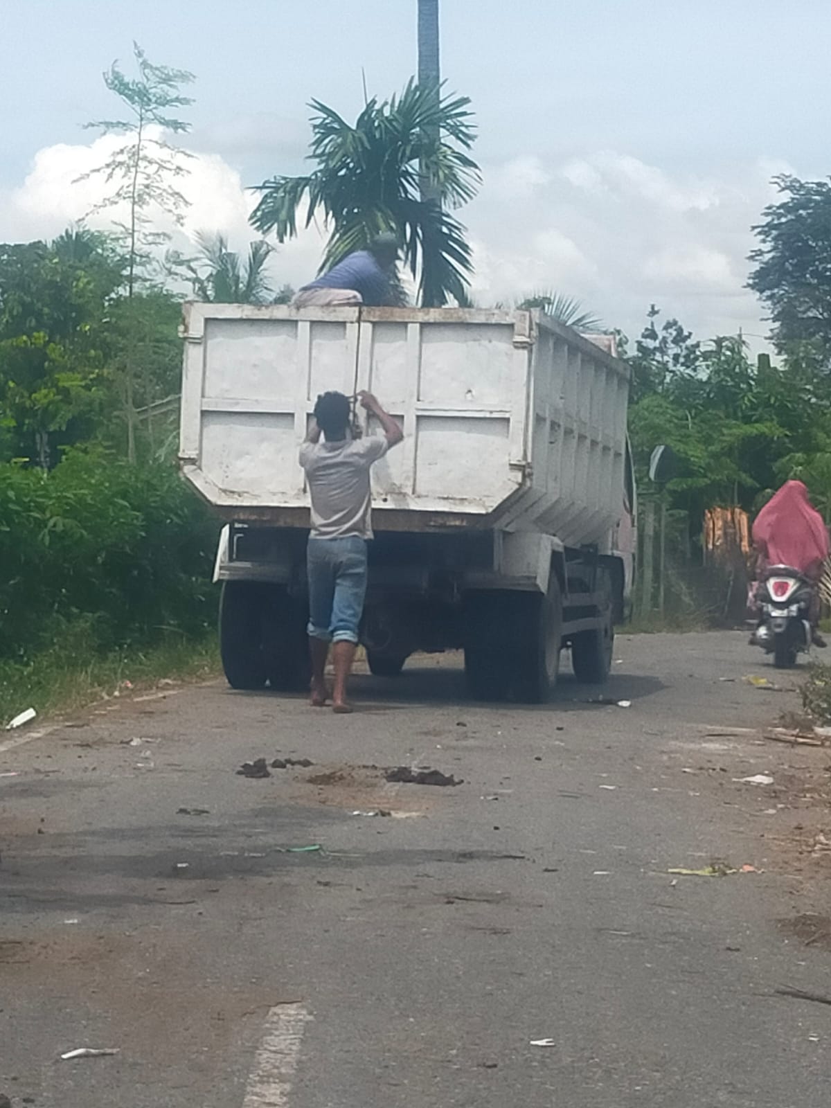 Dinas LHK Agara Buang Sampah Sembarang Tempat, Bau Busuk Menyengat