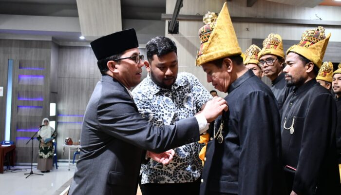 Penulis Albayan Harian Waspada Ketua MAA Kota Banda Aceh