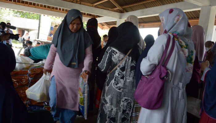 Warga Lamteungoh Antusias Belanja Di Pasar Murah