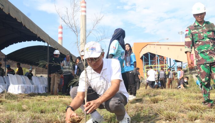 PT IP Bersihkan Pantai Dan Tanam Pohon