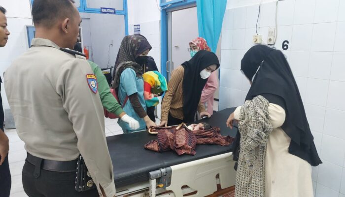 Bayi Cacat Dalam Kardus Ditinggal Di Teras