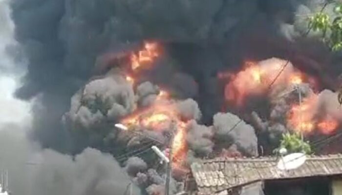 Gudang BBM Dan Dua Rumah Di Medan Deli Ludes Terbakar