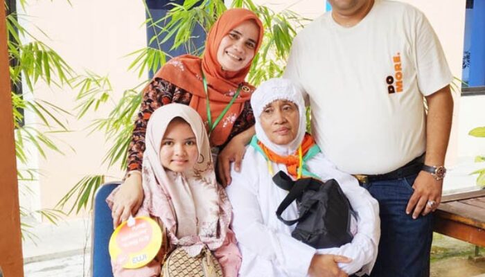 Kadis Pendidikan Madina Dollar Lepas Ibunda Tunaikan Ibadah Haji