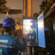 Petugas PLN sedang melakukan pemeliharaan gardu distribusi.