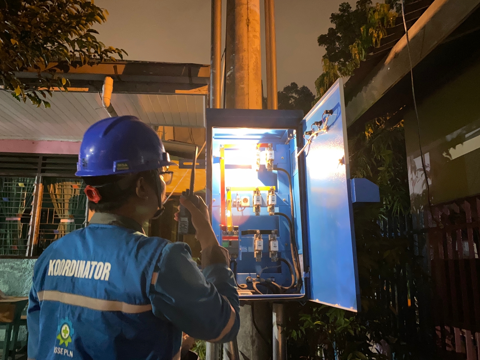 Petugas PLN sedang melakukan pemeliharaan gardu distribusi.