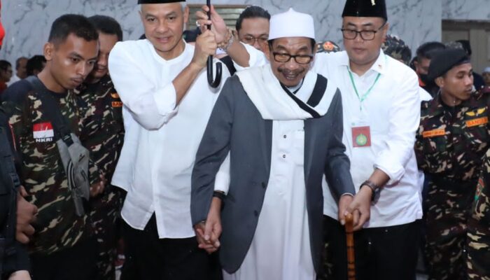 Disambut Hangat, Ganjar Ikut Nari Tor-Tor Bareng Santri Ponpes Al Kautsar Al Akbar Medan