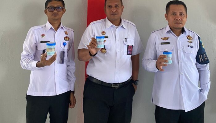 Petugas Rutan Kelas IIB Humbahas Kemkumham Sumut Test Urine