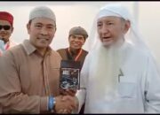 Pj Bupati Haili Yoga Berikan Bubuk Kopi Gayo Kepada Syech Abdul Lathif