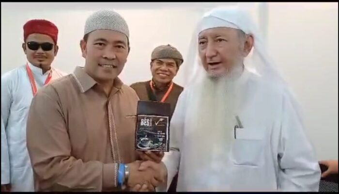 Pj Bupati Haili Yoga Berikan Bubuk Kopi Gayo Kepada Syech Abdul Lathif