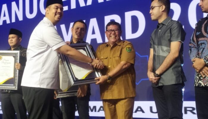 Bupati Tapsel Dolly Pasaribu Terima Penghargaan Anugerah ICMI Muda Award 2023