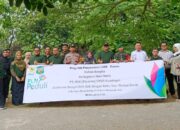Foto bersama di sela kegiatan program penghijauan yang dilakukan PT PLN (Persero) UP2B Sumbagut berkolaborasi dengan Kecamatan Medan Barat dan Kelurahan Glugur Kota, Rabu (14/6).