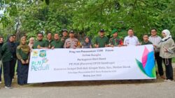 Foto bersama di sela kegiatan program penghijauan yang dilakukan PT PLN (Persero) UP2B Sumbagut berkolaborasi dengan Kecamatan Medan Barat dan Kelurahan Glugur Kota, Rabu (14/6).