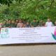 Foto bersama di sela kegiatan program penghijauan yang dilakukan PT PLN (Persero) UP2B Sumbagut berkolaborasi dengan Kecamatan Medan Barat dan Kelurahan Glugur Kota, Rabu (14/6).