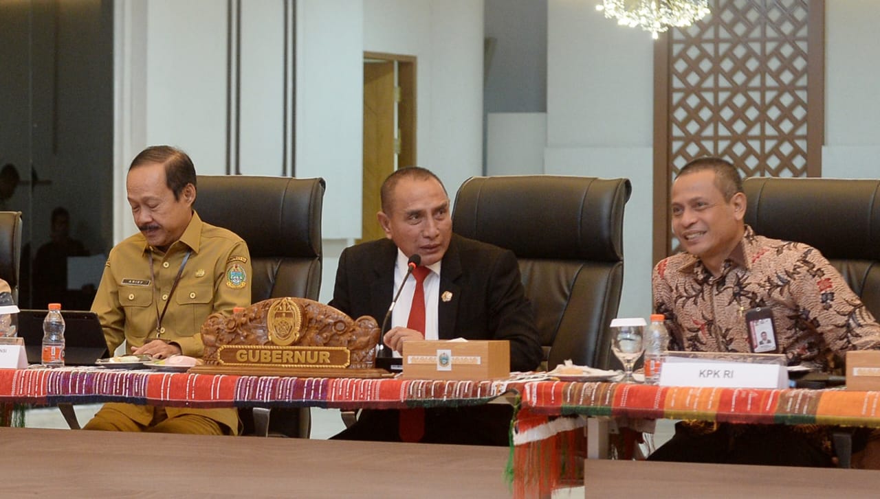 GUBSU Edy Rahmayadi, bersama dengan Plt. Direktur Koordinasi dan Supervisi Wilayah I KPK Edi Suryanto (kanan) dan Sekdaprovsu Arief S. Trinugroho, saat menghadiri Rakor Pencegahan Korupsi Sektor Pertanahan di Provinsi Sumut. Waspada/Ist