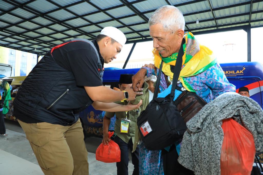 Bupati Hendri Sambut 253 Jemaah Calhaj Labura Di Asrama Haji Medan