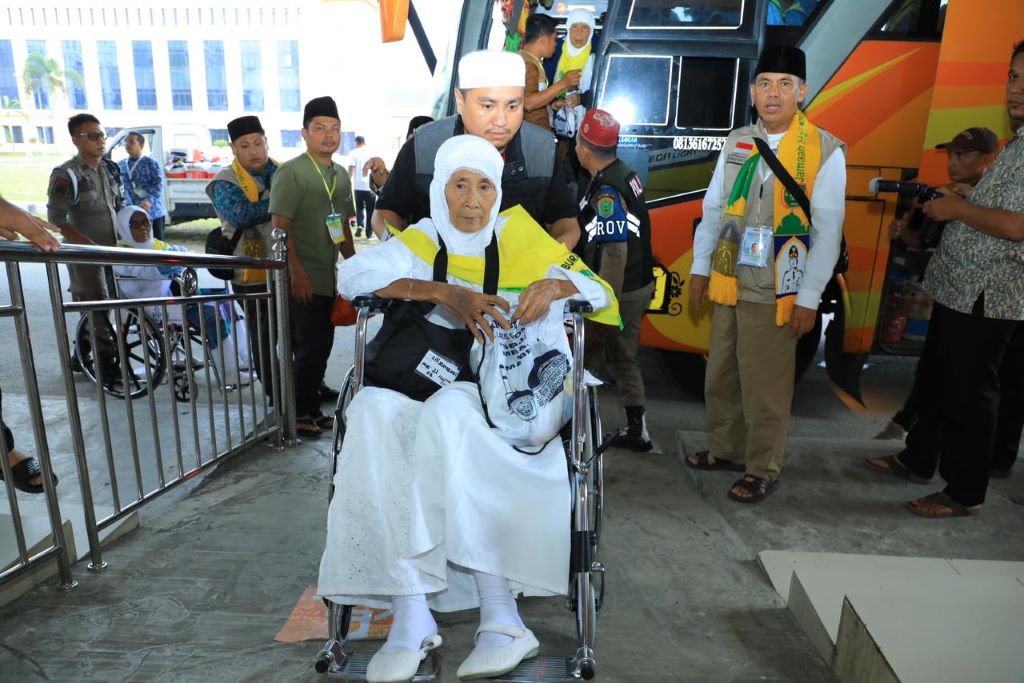 Bupati Hendri Sambut 253 Jemaah Calhaj Labura Di Asrama Haji Medan Bupati Hendri Sambut 253 Jemaah Calhaj Labura Di Asrama Haji Medan