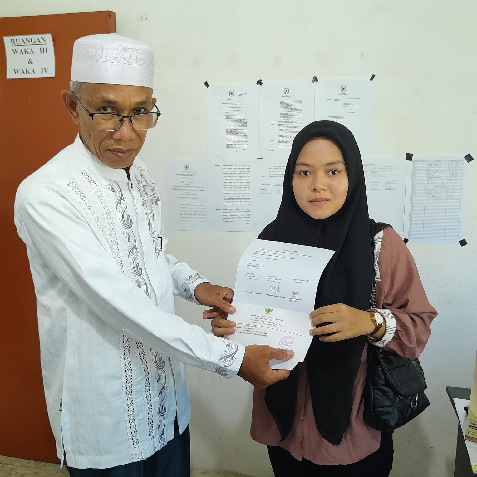 Baznas Palas Salurkan Zakat Gharimin Kepada Mahasiswi Kurang Mampu