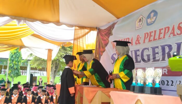 40 Siswa SDN 2 Tanah Pasir Diwisuda