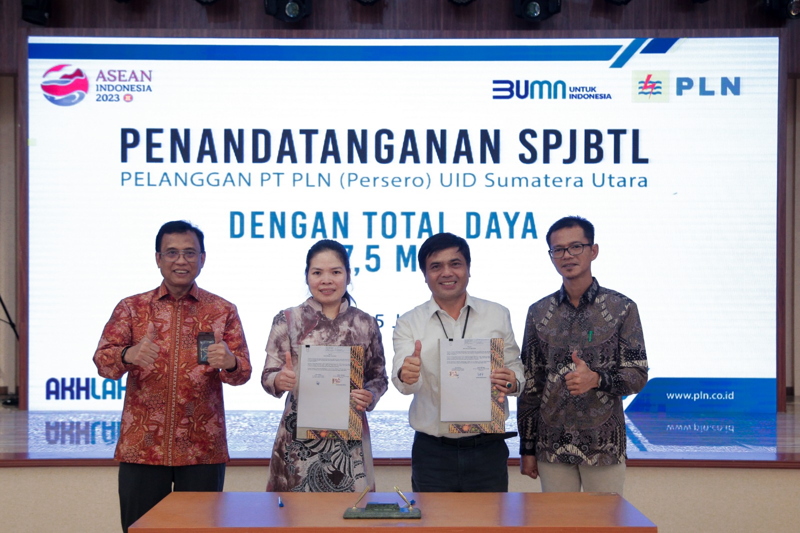 Foto bersama pada penandatanganan PJBTL antara Manager UP3 Lubuk Pakam Darwin Simanjuntak dengan PT Energy Oleo Persada disaksikan GM PLN UID Sumatera Utara (kiri) dan Senior Manager Niaga dan Pemasaran Nova Sagita.