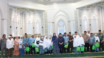 Bupati Dolly dan Ketua TP. PKK Berangkatkan Jama'ah Haji Tapsel