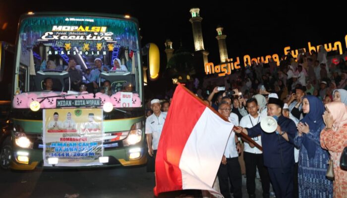 Bupati Dan Ketua TP PKK Berangkatkan 194 Jamaah Calhaj Tapsel