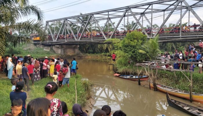 Pelajar SD Hilang Tenggelam Usai Lompat Dari Jembatan Pelawi