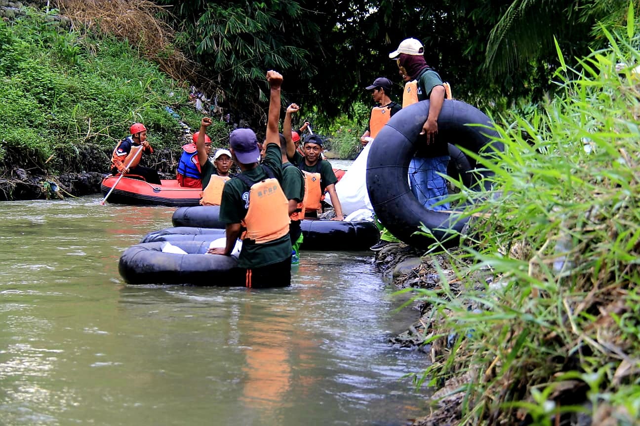 KSI Gandeng Kelurahan Anggrung Peringati HLH, Aksi Bersih Susur Sungai