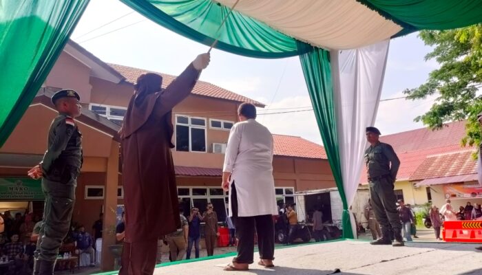 Dua Terpidana Maisir Dihukum Cambuk