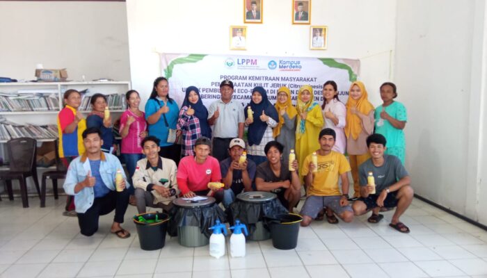 Tim PKM Unimed Edukasi WargaBuat Eco-Enzym Dari Kulit Jeruk
