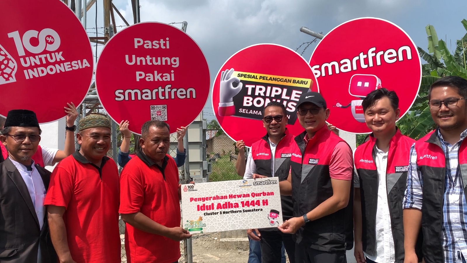 Kepala Desa Psr V Kebun Kelapa menerima secara simbolis penyerahan hewan qurban dari Andrijanto Muljono, Chief Commercial Officer Smartfren. Turut hadir dalam acara tersebut Winetou Lubis, Chief Of Regional Sumatera, Sulawesi, Kalimantan, Smartfren; Jhon Ferdinan Simanjuntak, Regional Head Northern Sumatera Smartfren; dan Jefry Salim, Distributor Smartfren.