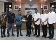 Foto bersama General Manager Awaluddin hafid beserta jajaran PLN (3 dari kiri) dan Gubernur Sumut Edy Rahmayadi beserta jajaran pemprov Sumut (4 dari kanan).