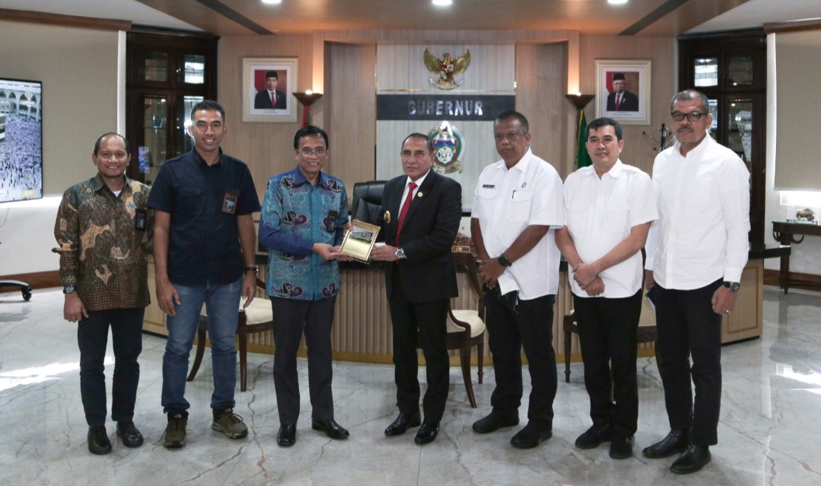 Foto bersama General Manager Awaluddin hafid beserta jajaran PLN (3 dari kiri) dan Gubernur Sumut Edy Rahmayadi beserta jajaran pemprov Sumut (4 dari kanan).